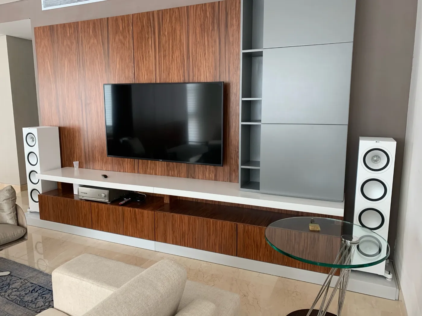 Sala con parlantes de piso de alta fidelidad y mueble de TV, proyecto de audio INLITECH