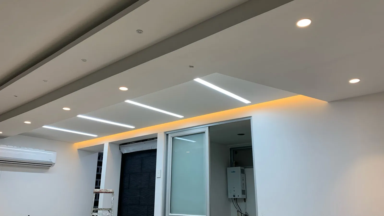 Cielo raso con luz indirecta LED y lineales empotrados en vivienda, proyecto INLITECH