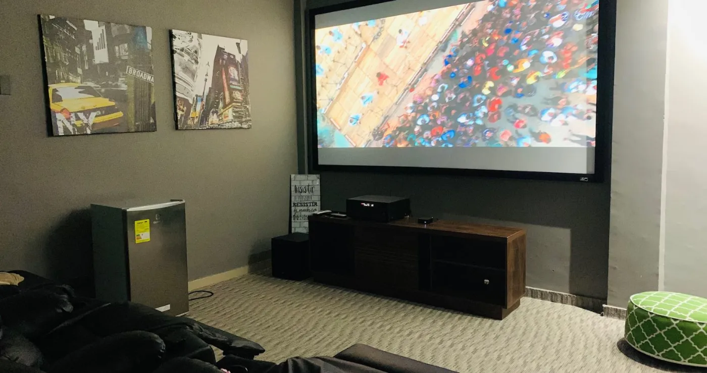 Sala de cine en casa con proyector y pantalla grande, proyecto INLITECH